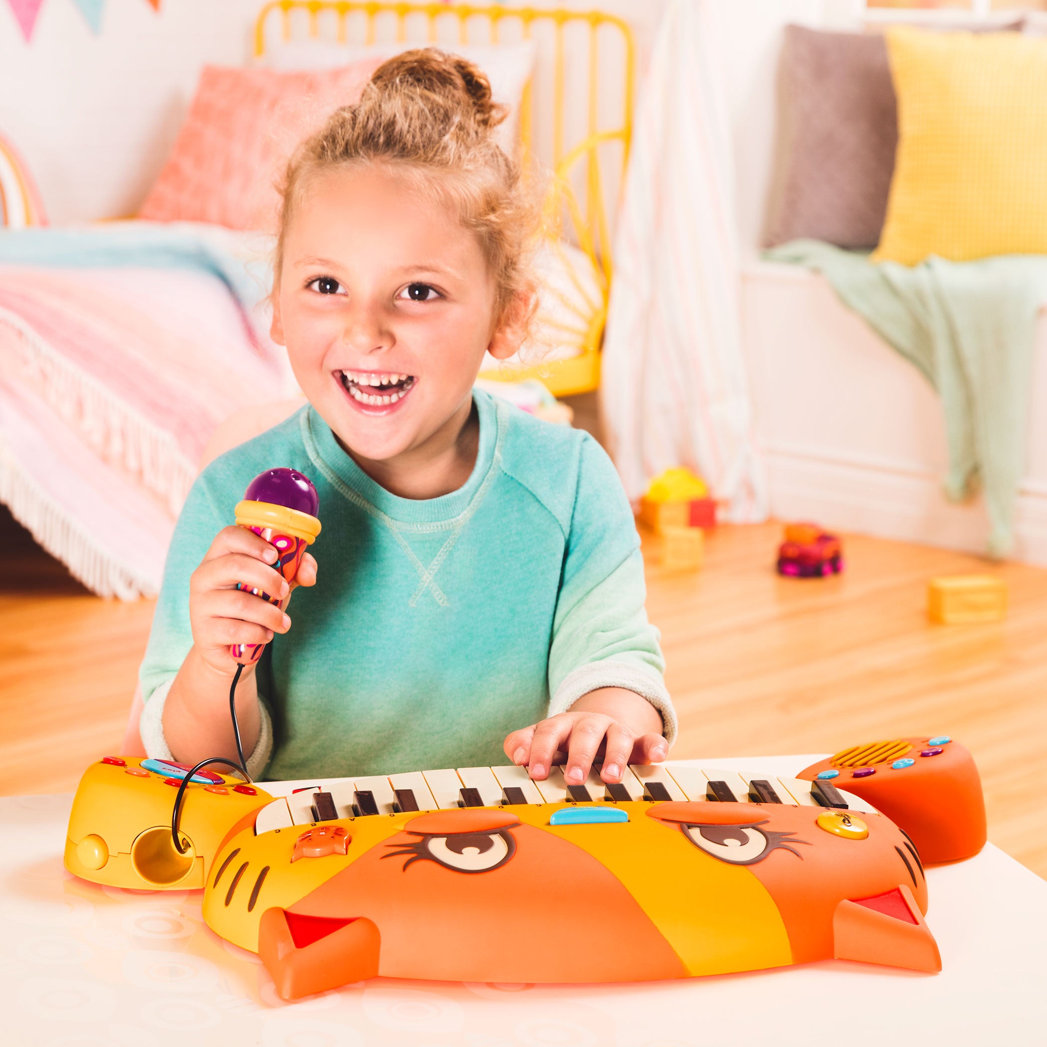 Interactive cat piano and microphone