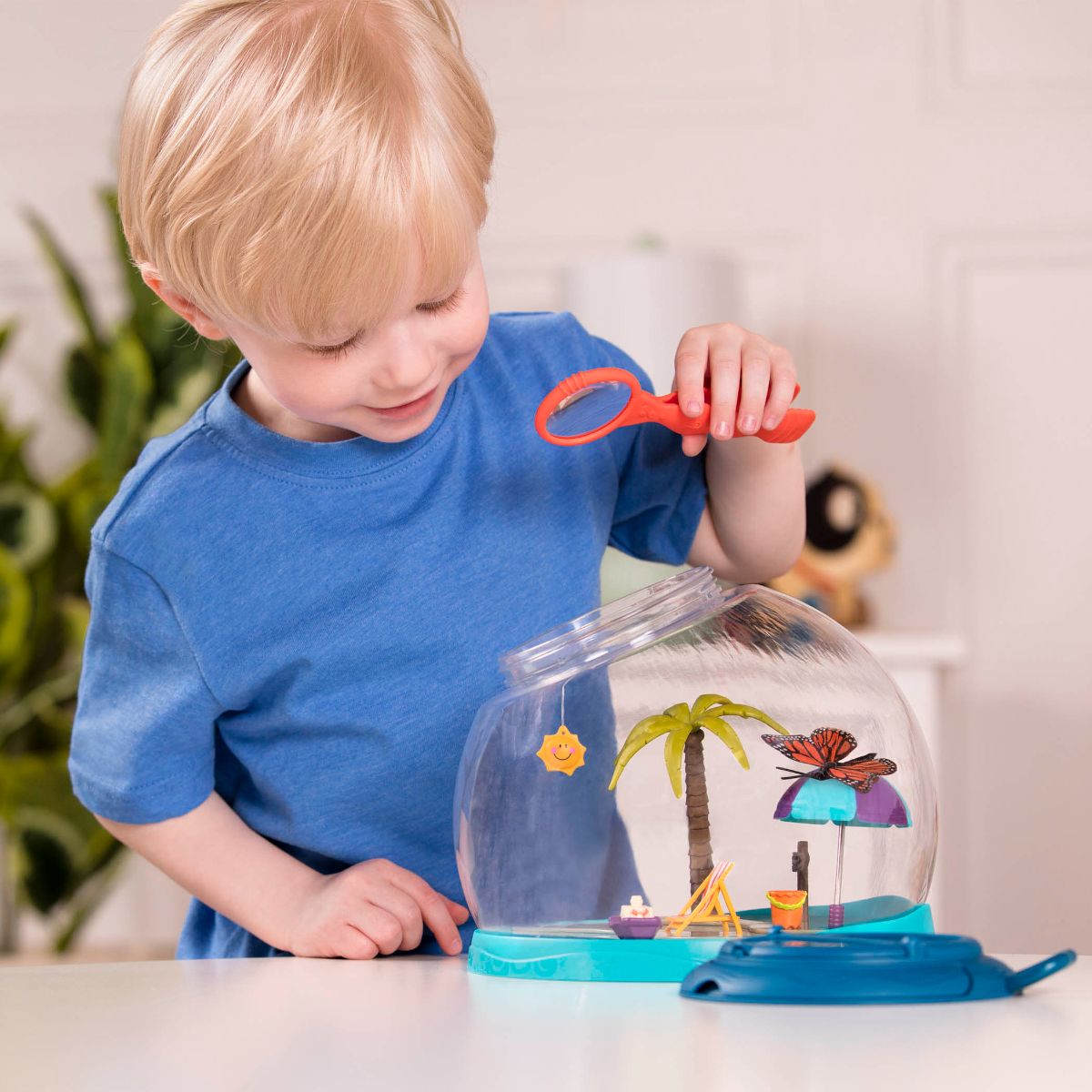 Bug catcher with magnifying glass